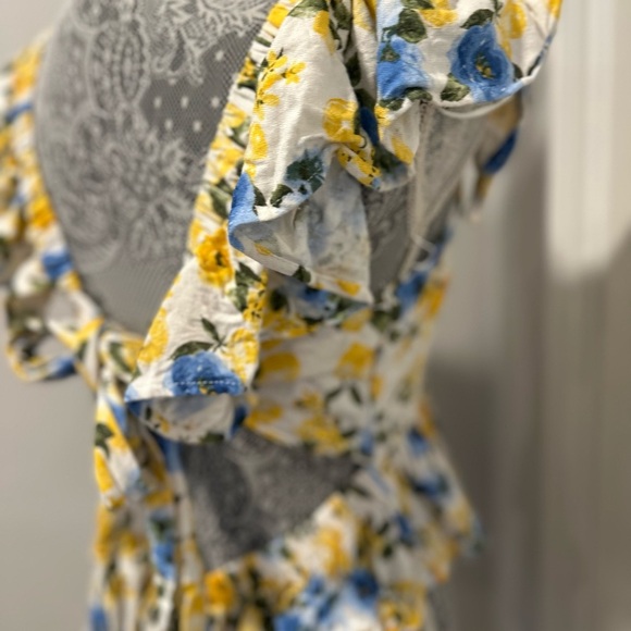 Francesca’s Womens Sz: L Floral. Flutter Sleeve. Tie Back. Peplum Top. Open back - Picture 12 of 12